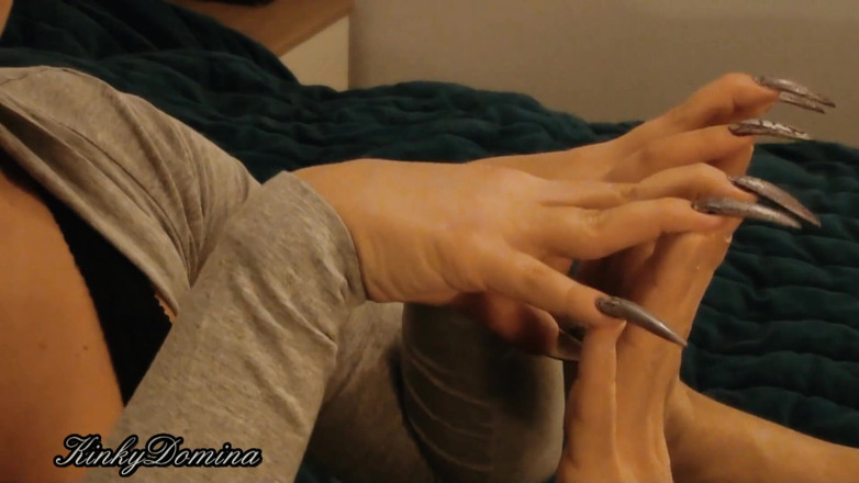 KinkyDomina: 긴 손톱의 여왕과 손 비교