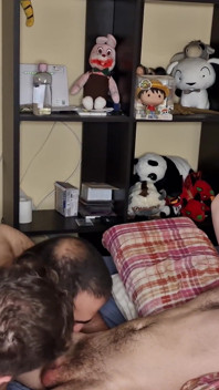 Due orsi succhino il mio cazzo e uno mi viene in bocca
