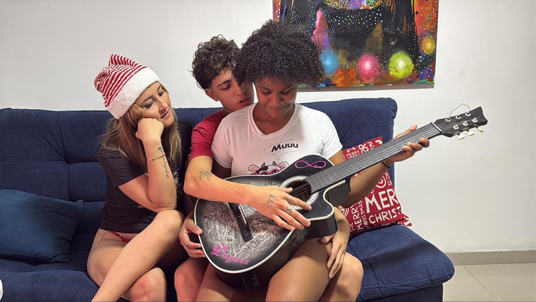 KenaySexxx: मैं अपनी सबसे बड़ी फंतासी, मेरी सेक्सी सौतेली मम्मी और सांवली सौतेली बहन को पूरा करता हूं। अंतरजातीय सेक्स-।