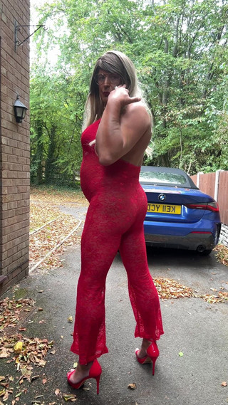 Kellycd2022: Sexy transvestiert kellycd2022 in sexy rotem Jumpsuit und High Heels