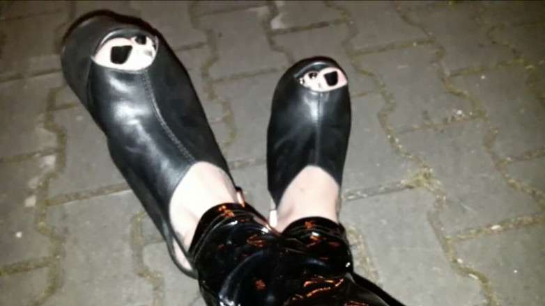 Heelex: Sexy Crossdresser in Very High Wedges in Public