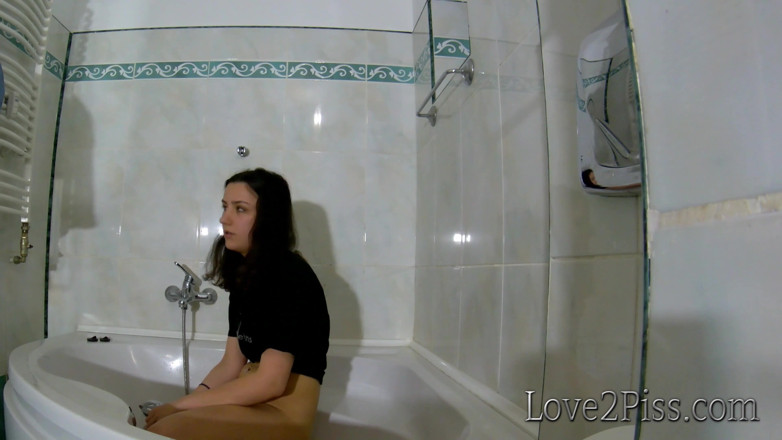 Love 2 Piss: Wypadek Pipi w moich dżinsach w łazience