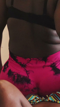 Seduta su una faccia spaventosa che piange in collant sexy
