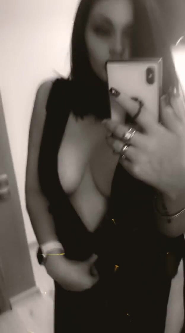 Goddess Misha Goldy: Моя краса змушує вас залишатися на колінах і слинах