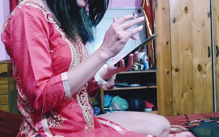 Bolly Karma: हॉट चोदने लायक मम्मी लंड चूसने से पहले धूम्रपान करती है