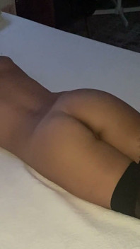 Nue sur le lit