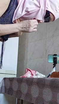 Chlupatá brunetka kundička, Velká prsa, Smyslná chlupatá žena v kuchyni