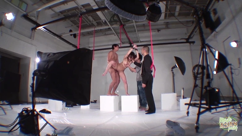 Magic Asian Pussy: Esta linda beleza asiática estava tirando uma sessão de fotos...