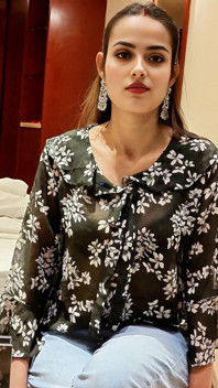 Une Demi-sœur Indienne Desi Change De Robe Devant Son Demi-frère. En Hindi