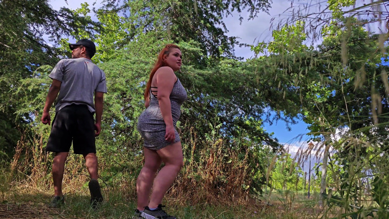 Latincurvyredhead: Futai în parc cu vecina mea