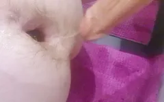 Un grosso dildo salivoso con un sacco di gape