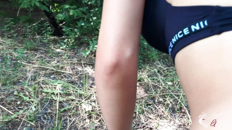 AnGelya G: Růžovovlasá holka kouří a má hardcore sex na kolejích – venku