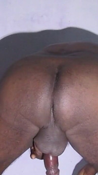 Une femme mature tamoule sexy joue une bite après la libération de sperme