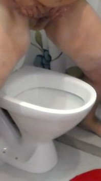 Jen Fait Pipi Beaucoup Dans Les Toilettes