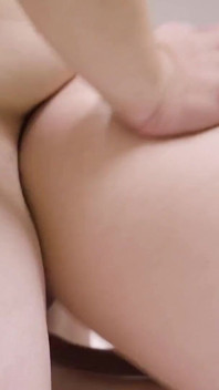 Yuxi अपनी मंगेतर को उसकी डेड-बीट एक्स के साथ धोखा देती है