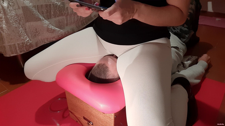 goddess82: Lustige Smoth**ing Session in der Smoth**box!