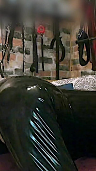 Großer strap-on weit offen, gigi im latex-catsuit