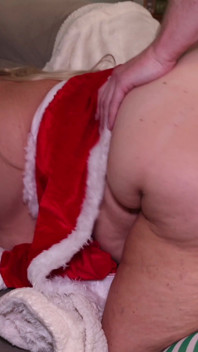 Krampus šuká paní Klausovou do jejího těsného zadku