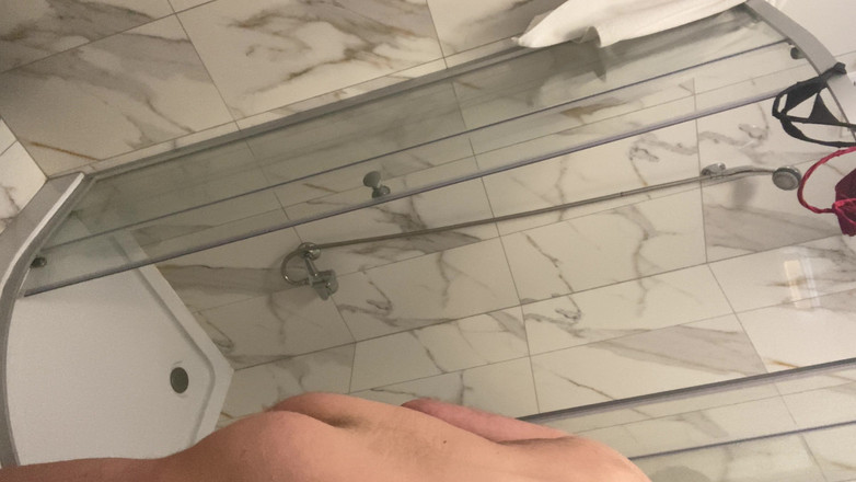 Barti Rede: Joven en hotel se pone la polla dura y se...