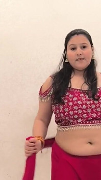 Dedilhando buceta brincando com peitos grandes