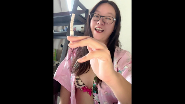 Smoking Asian: いたずら好きな喫煙アジア系継母:喫煙のトリック+乳首遊び