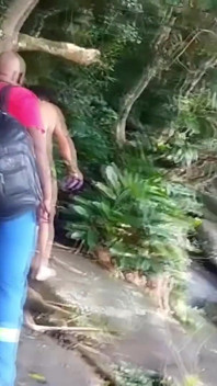 Pekerja meminta tumpangan untuk pergi ke pantai dan memberikannya kepada pemandu