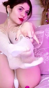 Mi coño está mojado y mis pies están todo para tu fetiche