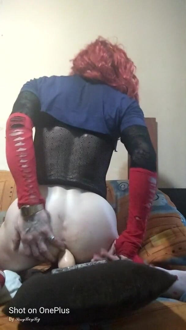SissyBoySlutty: La sissy troia cavalca un dildo