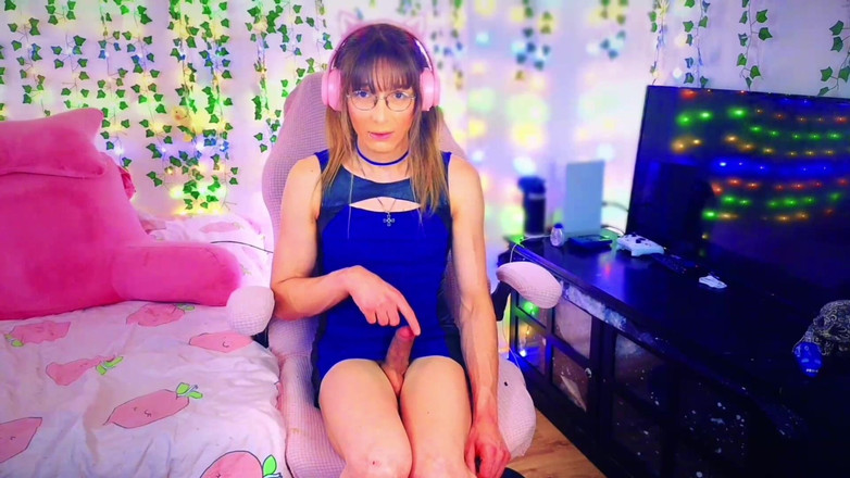 Bella Roar: Awek transeksual comel begitu berotot