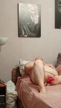 Stiefmoeder masturbeert groot vlezig poesje tot een orgasme