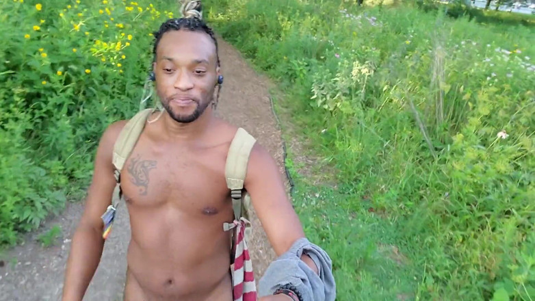 Kennie Jai: Kenniejai đi bộ khỏa thân bên ngoài và bị bắt gặp