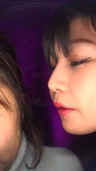 明里智香がレズビアンのキスと唾液で彼女のヒナタの胸に恋をさせる