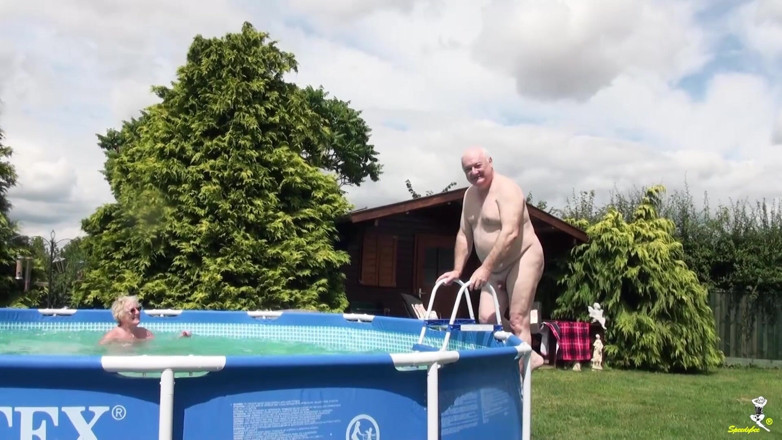 Dirty Doctors Clips: Giocare in piscina