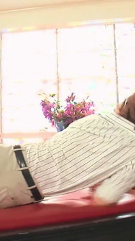 Tesão de gêmeos e homens mais velhos fazem anal profundo e foda na boca na cama e no sofá