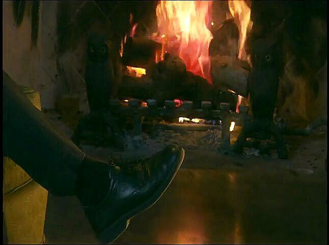 My MILF: 色情炸弹让她的阴户激烈地撞，因为他们和她的老公在户外摇晃