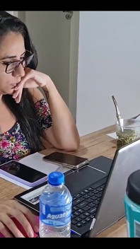 Sahibe kiffa - yüz ayak taburesi kölesi kirli parmak arası terliklerini temizliyor ve parmak arası terliklere boşalıyor ve yalamak zorunda kalıyor