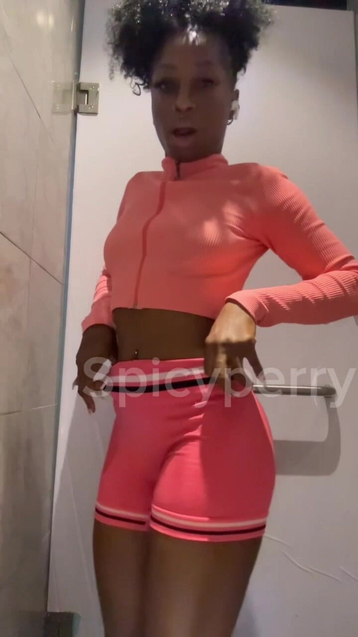 Spicy perry: ホットなエボニーティーンが公衆トイレでおしっこをする