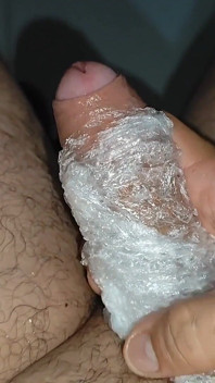 Pau na bola de plástico ajuda na masturbação