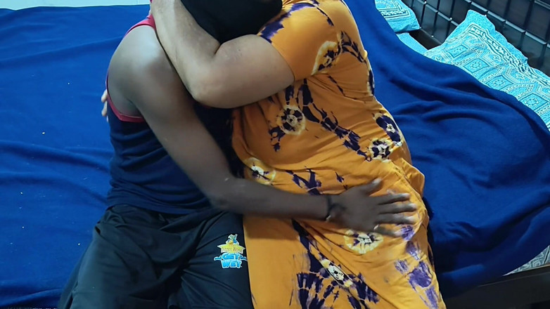 Tamil lesbian: พี่สาวของฉันเย็ดกับเจ้าของบ้านเพื่อค่าห้อง ข้างหน้าฉันเลย