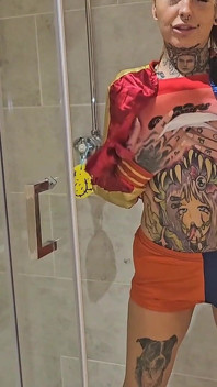 Harley Quinn kıyafetimin içinden işiyorum