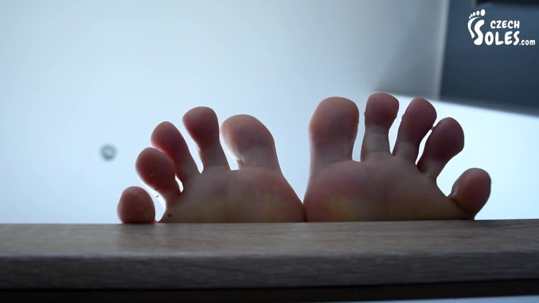 Czech Soles - foot fetish content: Сексуальні босі ноги, відео від першої особи на кухні
