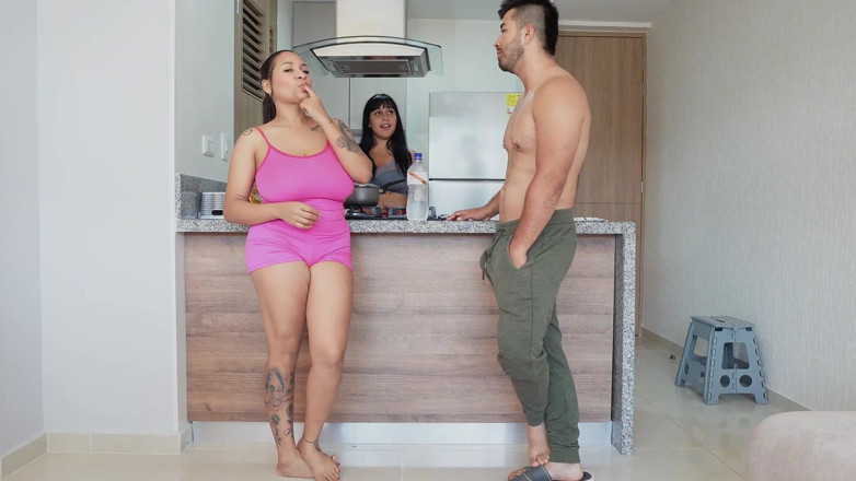 Fred_Nunexx: उफ़!! मैंने अपने दोस्त के बॉयफ्रेंड को उसके सामने चोदा, जबकि वह दोपहर का भोजन तैयार कर रही थी