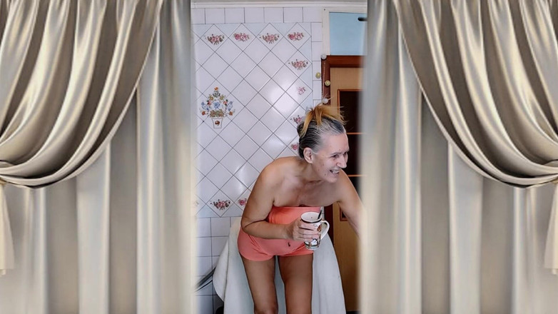 Lukerya: Gospodină în vârstă Lukerya în bucătărie. Flirt vesel