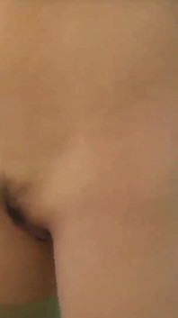 그녀는 성인이되었고 면도 한 질을 가진 일본 창녀가되어 보지에 자지로 켜져 있습니다.