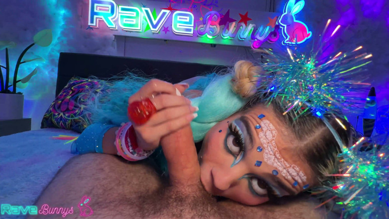 Rave Bunnys: Lilith Grace rider Brian Omallys kuk med glowsticks packade inuti!