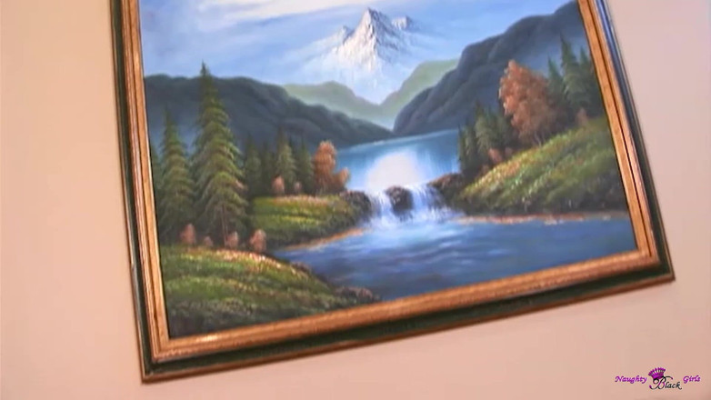 Naughty Black Girls: Una ragazza nera tatuata arrapata si fa distruggere la figa...