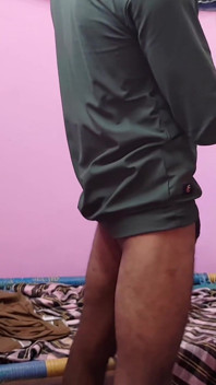 Je regardais une vidéo porno sur mon téléphone dans la chambre