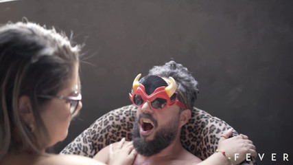 Fever Films: Starý muž šuká sexy teenagerku a pokrývá její prsa spermatem