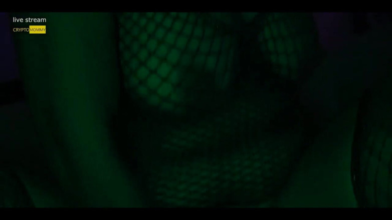 Crypto Mommy: La matrigna in lingerie a rete cavalca un dildo e...
