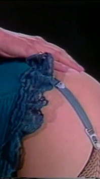 Două milf excitate fac sex cu un tânăr cu o pulă tare
